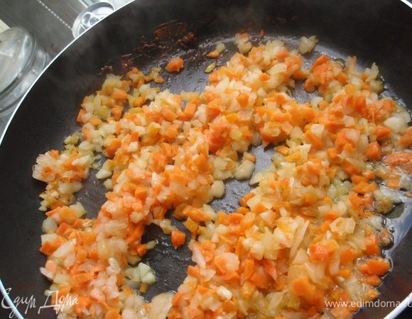 Обжарим все это на сковороде до золотистого цвета.