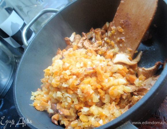 Теперь соединим все, что обжарили, с грибочками.