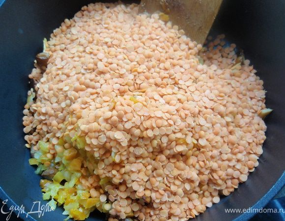 Добавим чечевицу и воду.