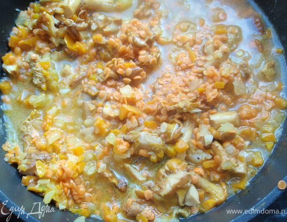 Посолим, поперчим. Долго думала, добавлять ли травки любимые. Но решила, что они перебьют и без того прекрасный вкус лисичек.