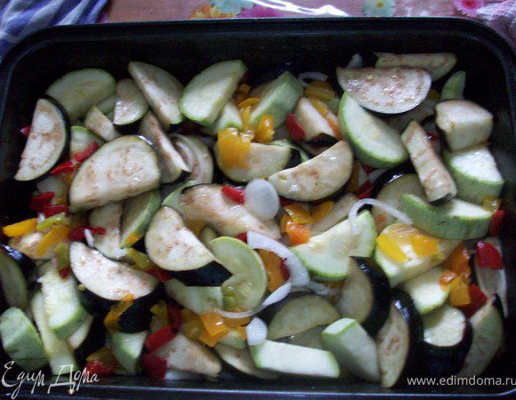 выложить в противень, полить подсолнечным маслом, поставить в разогретую духовку до 180 градусов около часа