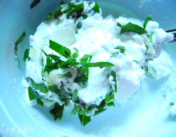 Смешать козий сыр с мелко порубленными базиликом и чесноком.