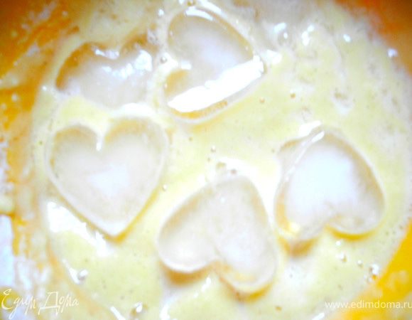 Подготовить все для кляра.Взбить яйцо с щепоткой соли и мускатного ореха. Добавить муку, аккуратно перемешать. Бросить туда же  кубики льда (у меня были ледяные сердечки, которые, конечно же, растаяли при виде такой красоты). 