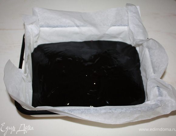 На протвине или лотке выкладываем бумагу и выливаем на нее нашу массу, где оставляем ее до полного остывания.