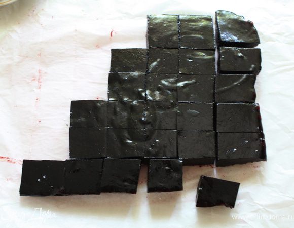 После остывания масса затвердевает. Выкладываем лист на стол и разрезаем пласт мармелада на кусочки.