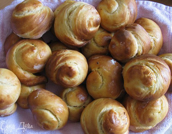 Сформировать булочки и выпекать в духовке при температуре 180 градусов до готовности. Приятного аппетита!!!