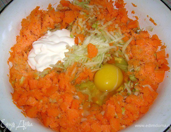 Потереть кабачок, яблоки, тыкву (у меня была мороженая), добавить яйцо, сметану, соль, сахар, перец, муку с разрыхлителем. 