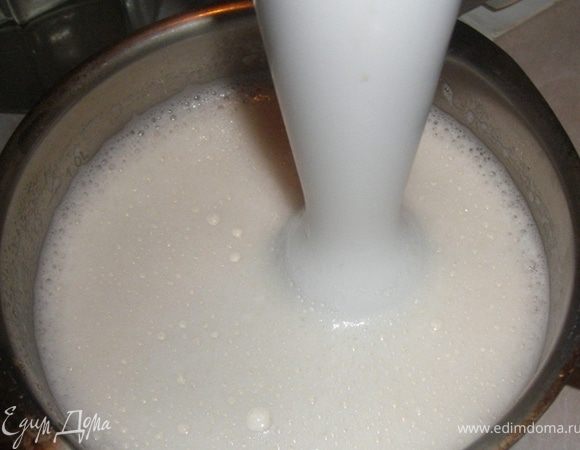 Яблоки и желатиновую смесь смешиваем и взбиваем миксером/блэндером в пышную пену...