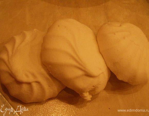 Берем половинки зефира и немного вдавливаем, чуть держим руками...