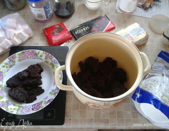 Вообще торт:"Я его слепила из того что было" :-). Оксанка сегодня делала торт и  я выпросила у нее обрезки от бисквита "шоколад на кипятке". Не пришлось самой париться с духовкой. В принципе, можно взять рецепт "Картошки" с печеньем. 