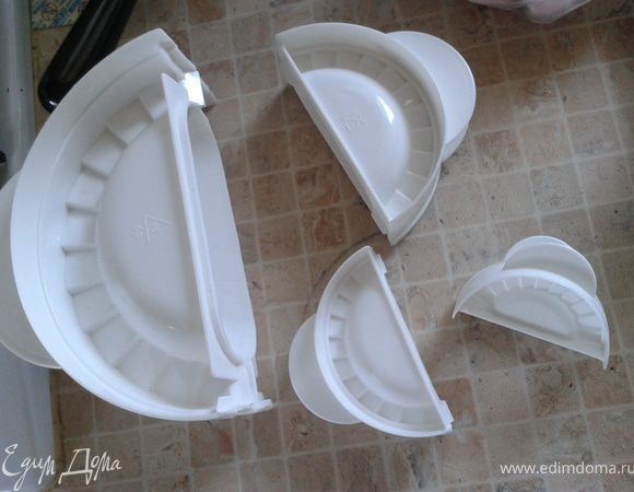 Вот такие вот у меня есть формочки для вареников. 