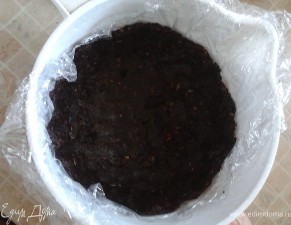 Какую-нибуть подходящую "форму" выслать пишевой пленкой и взять треть оставшегося "теста". Вымостить стеночки толщиной около 5 мм (это для того, чтобы был барьер между мастикой и суфле потом) высотой предполагаемой "тарелки" и в морозилку.