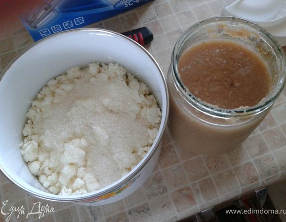 Готовим начинку для макитры. Творог взбить блендером с грушевым пюре (можно любое) и с сахаром. Добавить мак. Желатин залить минимальным количеством горячей воды, растворить. Добавить в чашку с желатином пару столовых ложек крема, перемешать и массу вылить обратно в крем. Премешать все миксером или венчиком. 