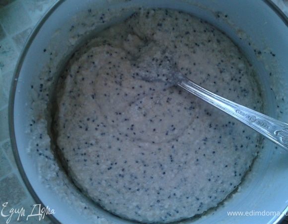  Достать из молозилки заготовку для тарелки (вместе с формой) и залить суфле. До краёв шоколадных бортиков. (У меня немного осталось суфле и я его просто налила в стаканчик и потом остудила и просто съела ложкой). Отправить в холодильник до полного застывания. 