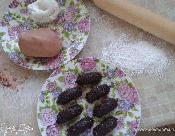 Делаем мастику. Мне нужен был терракотовый цвет и я добавила какао. Для Макитры. 