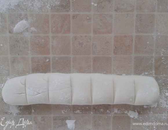 У меня будет 7 вареников так что тесто (белая мастика) делим на 7 частей (мне легко, у меня столешня в клеточку как линейка)