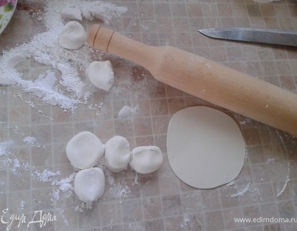 Стандартная програма. Сначала я вообще и тесто планировала защипывать пластиковой формочкой, но потом захотелось сделать это руками. Так "настоящее".