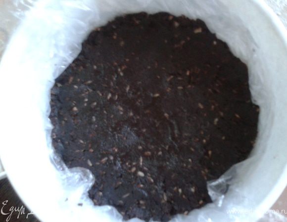 Вернемся к тарелке. Когда суфле застыло - покрываем его оставшейся частью коричневого "теста"(картошкой). Равномерно разровнять, чтобы не было пробелов. Опять на пару минут в морозилку. 