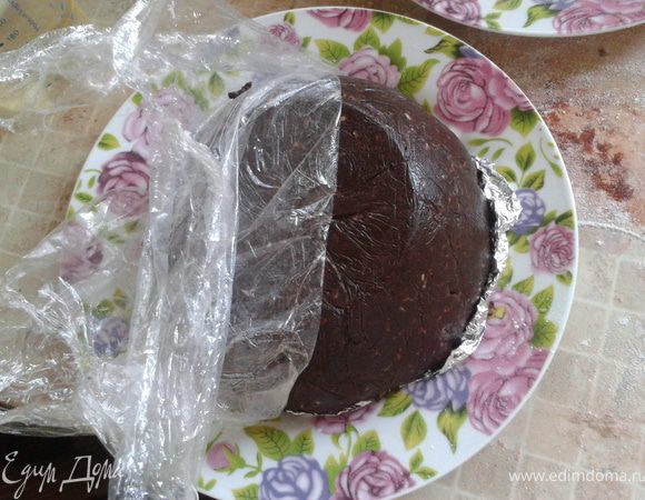 Перевернуть на тарелку (подстилить пленку или фольгу). Накрыть сверху раскатанным пластом мастики (лучше под нее еше сделать масляный крем). Приглаживаем. 