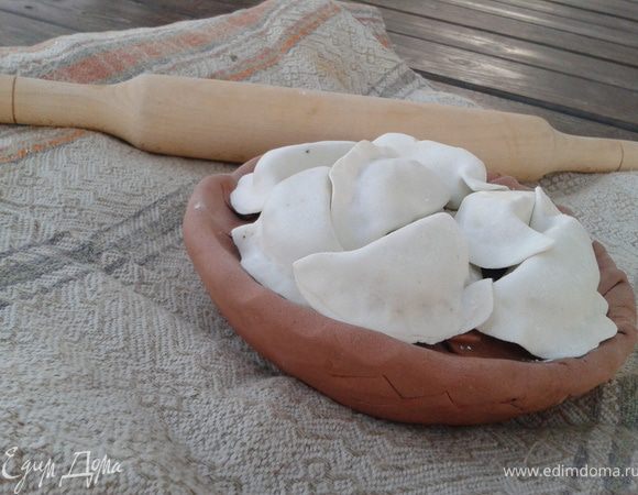 Выкладываем поверх наши варенички с картошечкой. 