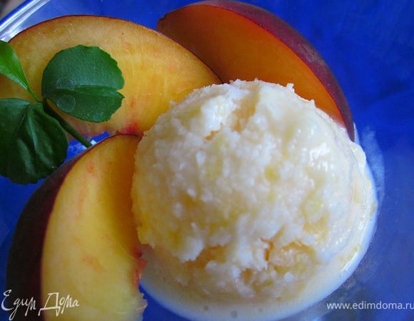 В кефир высыпаем сахарную пудру (я её делала сама в кофемолке) и взбиваем. Персик кладём в глубокую емкость и заливаем крутым кипятком на 3 минуты. Сливаем кипяток и тут же обдаём персик холодной водой. Очень легко после этой процедуры снимаем кожицу, персик натереть на крупной тёрке и добавляем в кефир. Хорошо перемешать. Выливаем содержимое в платиковую форму и ставим в морозилку часа на 3-4. Первые 1-1,5 перемешиваем через каждые 20-25 минут.