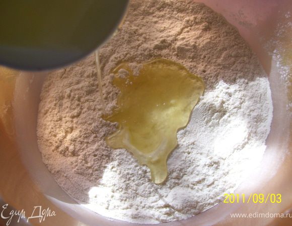 В чашку высыпаем всю муку сразу. Вливаем тонкой струйкой растительное масло, солим.