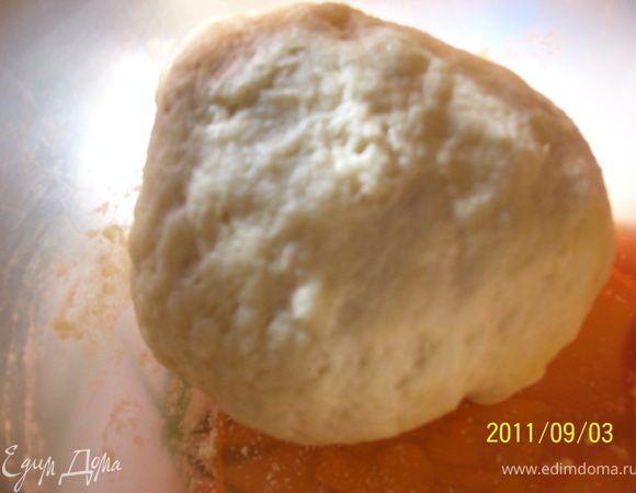 Воду немного подогреть. Должна быть теплой, но не горячей. Добавляем в тесто до тех пор, пока тесто не станет по эластичности и плотности "как на пельмени".