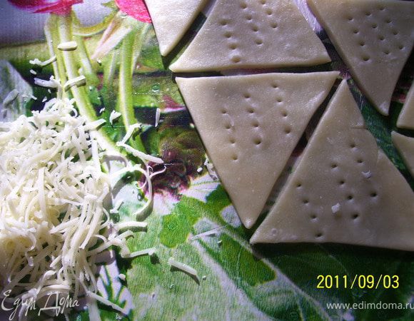 А потом я вырезала треугольнички и посыпала их тертым сыром и сухим чесноком...