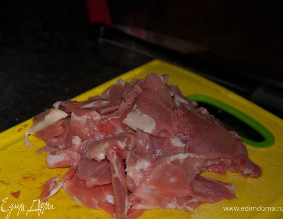 Нарезать мелко мясо