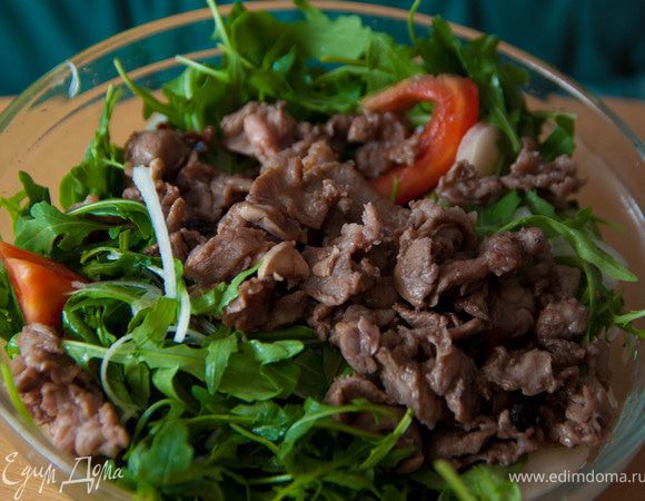 Жарить на оливковом масле до готовности (мои тоненькие кусочки приготовились буквально за 5 минут).
Подавать с овощами, как основное блюдо так же использовать в зелёном салате с рукколой, так же можно сделать пасту с овощами и таким мясом