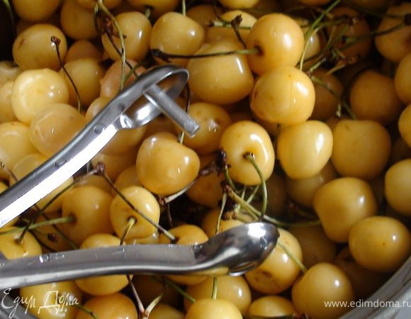 Промыть черешню, удалить косточки.