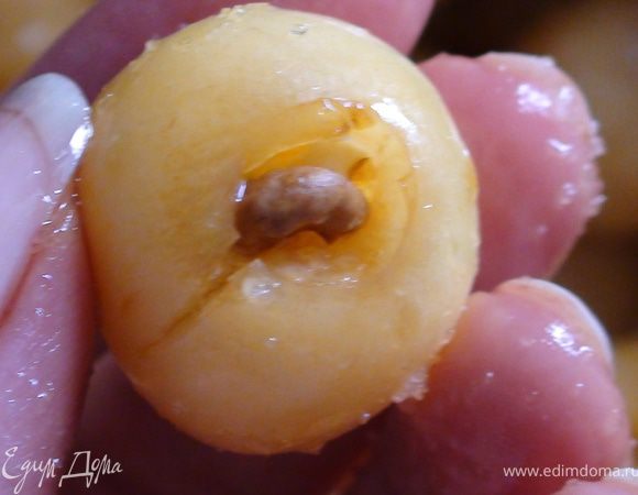 В черешенки вместо косточек можно положить маленькие кусочки грецких орехов.