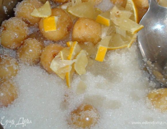 Засыпать сахаром, можно добавить мелко нарезанный лимон или его сок, я порезала не много лимона приблизительно 1 кружок, толщиной в 0,5 мл., в выдавила сок 1/4 части лимона.
Добавить 2-3 ст.л. воды (что бы с низу сахар не подгорел)