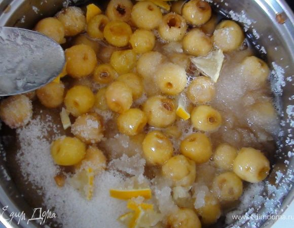 Поставить на медленный огонь и довести до кипения. Прокипятить 1-2 мин. и выключить, дать полностью остыть (3-4 часа).