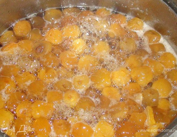 Нагреть второй раз до кипения и так же немного прокипятить и дать остыть. Я обычно делаю днём, затем перед сном и на следующее утро 1-3 раза. Всего прокипятить достаточно 3-х раз, последний раз 7-15 мин. на не большом огне. Я делаю всего раз 5, так как люблю более густой сироп и более плотные черешенки (так же нагреваю до кипения и  остужаю)