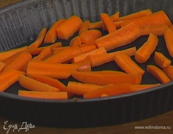Морковь почистить, вымыть и разрезать вдоль на четыре части. 