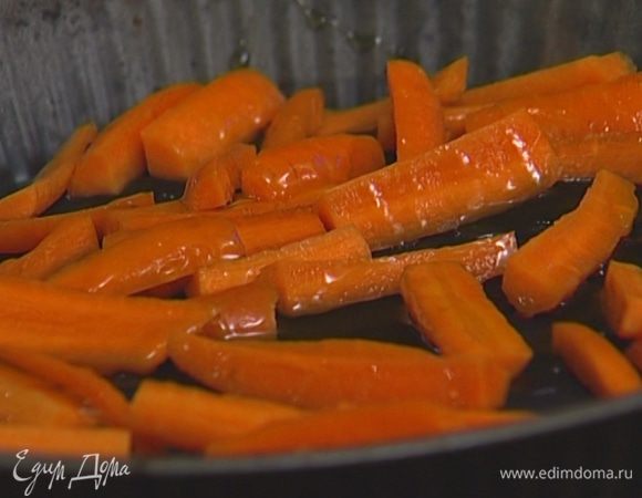 Выложить на противень, полить медом, растительным маслом и соевым соусом. Запекать 15—20 минут.