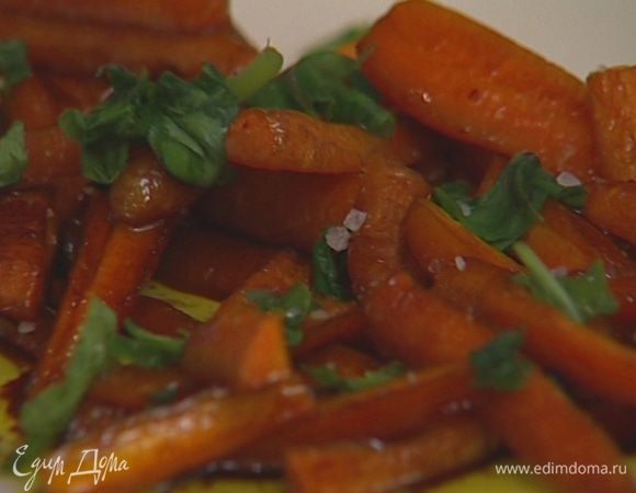 Готовую морковь поперчить, присыпать листьями базилика. 