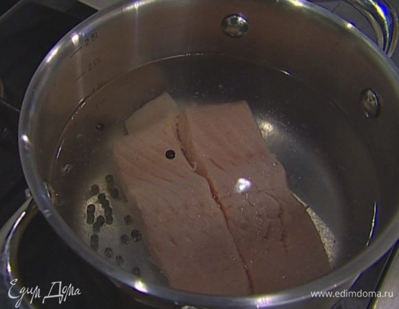 Рыбу отваривать в течение 5 минут, добавив в воду несколько горошин черного перца и 1/2 ч. ложки соли.