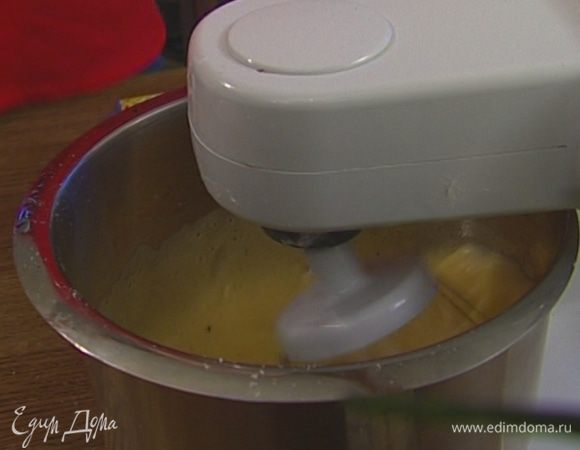 Яйца взбить миксером, добавить соль с перцем и паприку.