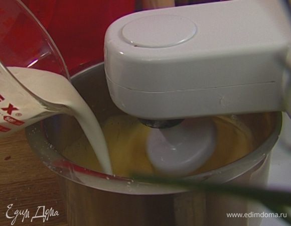 Продолжая взбивать, влить сливки, добавить мякоть помидора.