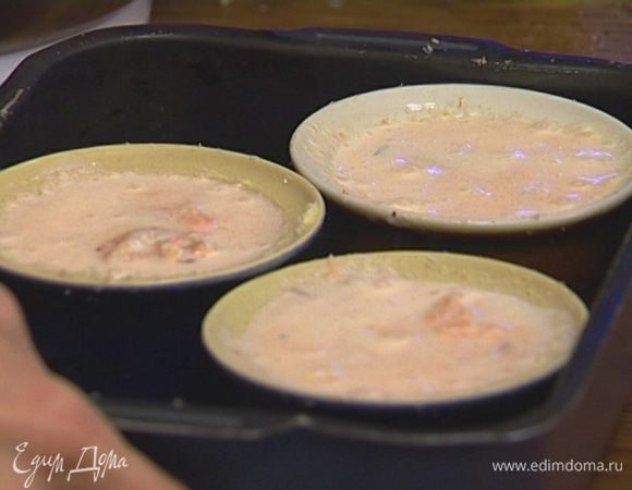 Смазать небольшие формочки для выпечки сливочным маслом, присыпать сухарями.