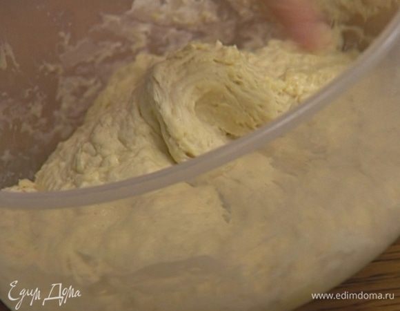 Приготовить тесто: 300 г муки перемешать с дрожжами, щепоткой соли и сахара, влить 1 стакан воды и замесить. Затянуть посуду с тестом пленкой и оставить на 30 минут подходить. 