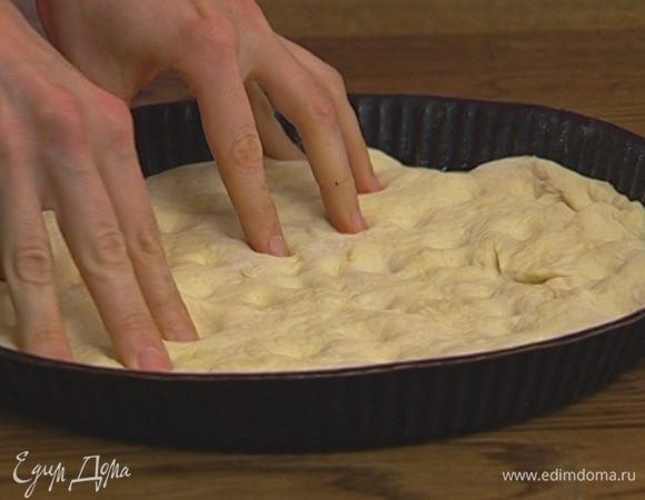 Примять тесто кончиками пальцев и оставить еще на несколько минут. 