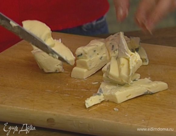 Сыр нарезать небольшими кубиками.