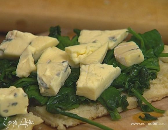 Выложить на нижние половинки пышек шпинат и нарезанный сыр.
