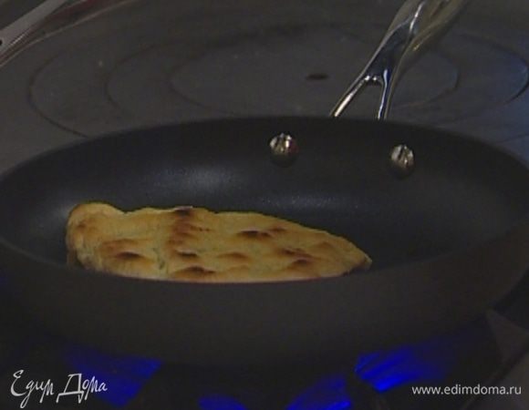 Уложить пышки на разогретую сковороду, накрыть крышкой и поджаривать по 2–3 минуты на каждой стороне. 
