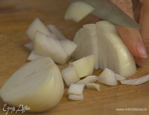Лук и чеснок почистить и крупно нарезать.