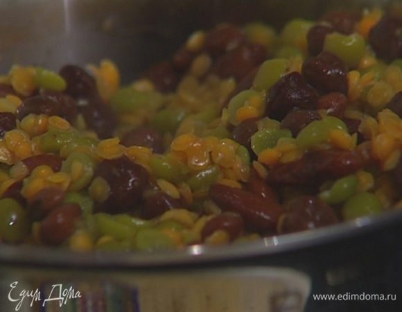 Добавить к овощам чечевицу, горох и фасоль, перемешать, накрыть крышкой и тушить на медленном огне около часа. В конце щедро посолить, добавить консервированную кукурузу и снять с огня.