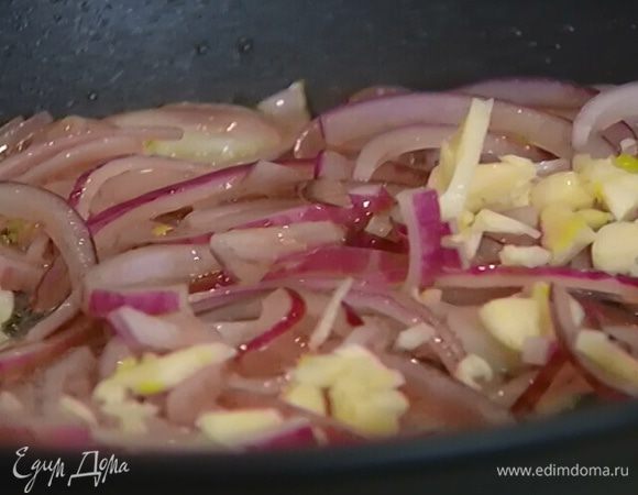 Разогреть в сковороде оливковое масло и обжарить лук и чеснок.